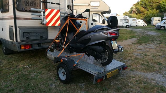 Carrello targato Trasporto Attrezzature Turistiche e sportive , moto