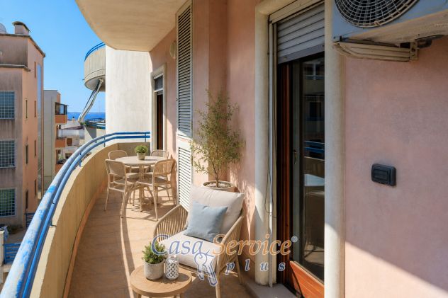 Ampio appartamento con vista mare e box auto - Foto 2