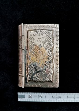 ANTICO ASTUCCIO PORTA-ROSARIO A FORMA DI LIBRO DA MESSA IN METALLO CESELLATO. - Foto 9