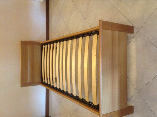 Letto singolo in legno con doghe