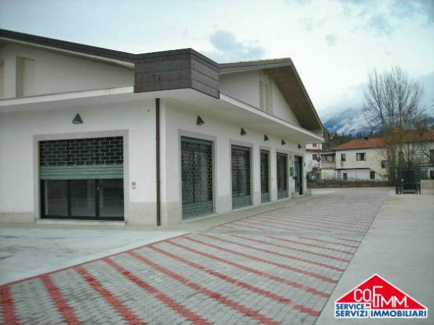 Locale commerciale di recente costruzione con parcheggio in affitto Fontechiari - Foto 2