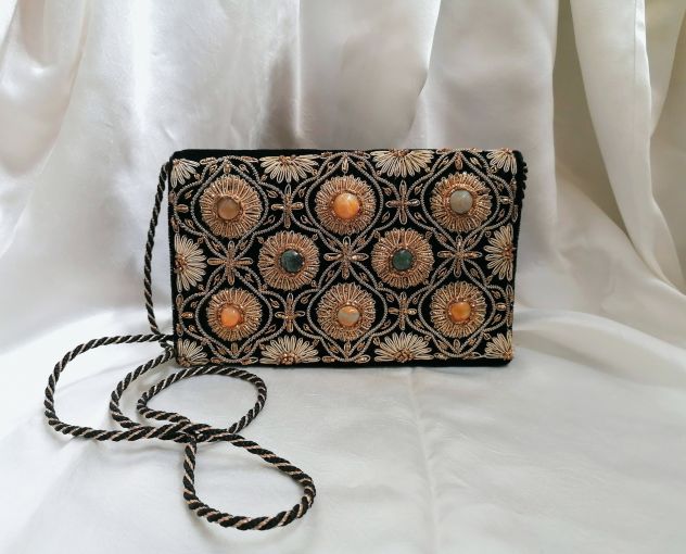 BELLISSIMA POCHETTE DA SERA RICAMATA IN ORO CON PIETRE DURE NUOVA, INDIA. - Foto 2