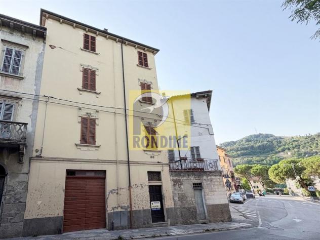 Casa indipendente cielo/terra, abbinata ai lati, attualmente divisa in 2 unità