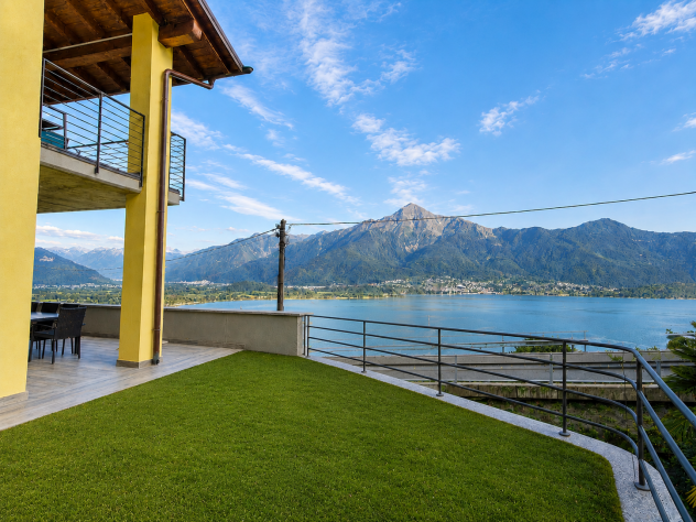 TRILOCALI VISTA LAGO IN NUOVO RESIDENCE CON PISCINA