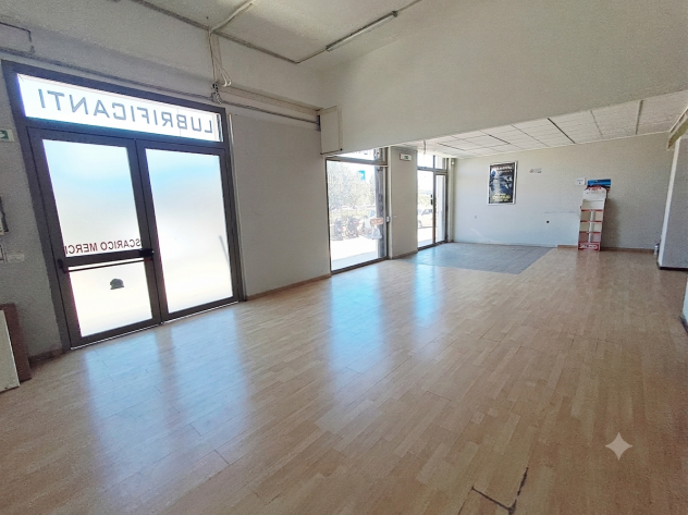 SCALA GRECA:BASSO COMMERCIALE DI MQ 230.3 VETRINE SU STRADA - Foto 4