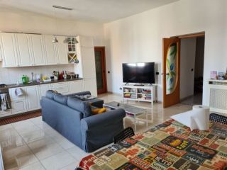 Ampia stanza singola con bagno privato – disponibile immediatamente