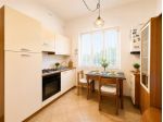 ID 285 Loano viale Martiri Libertà piccolo trilocale vicinissimo al mare