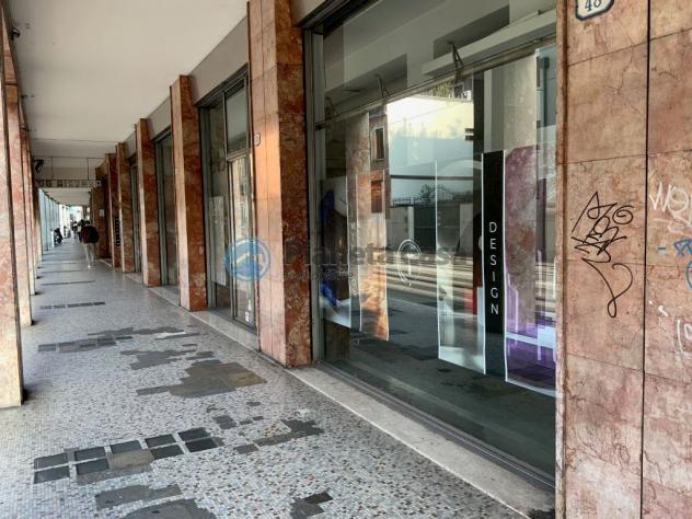 CENTRO STORICO: negozio con 4 vetrine, uffici e magazzino - Foto 10