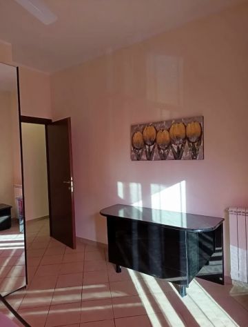 POMEZIA TRILOCALE ARREDATO CON BALCONE E TERRAZZO - Foto 5