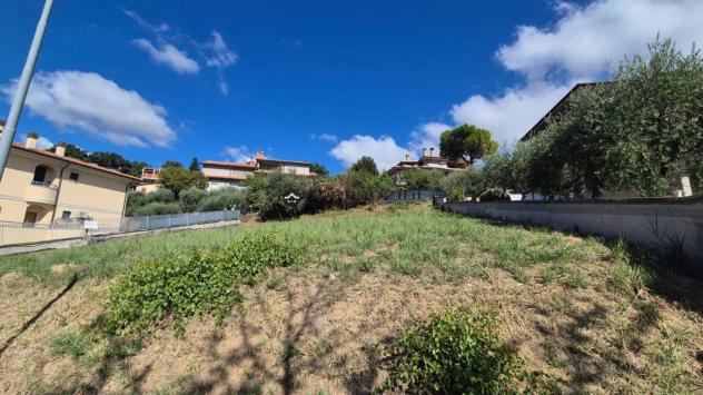 CALCINELLI: Lotto edificabile esclusivo in zona residenziale ? calcinelli di saltara-
nella tranquilla e rinomata zona residenziale di calcinelli di
