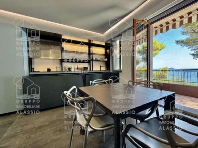 LAIGUEGLIA: SPLENDIDA SOLUZIONE FRONTE MARE CON BOX AUTO - Foto 3