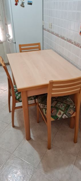 cucina con macchina a gas e tavolo con sedie - Foto 4