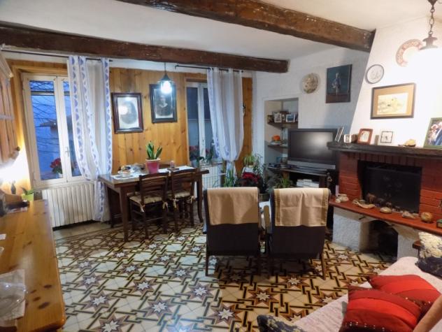 VENDESI Casa semi indipendente 200 mq TOTALI A Conio , frazione di Borgomaro , con cantina, corte e rustico e grande locale da dividere