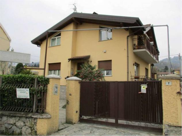 Casa indipendente di 200 m² con più di 5 locali e box auto in vendita a Castello di Brianza