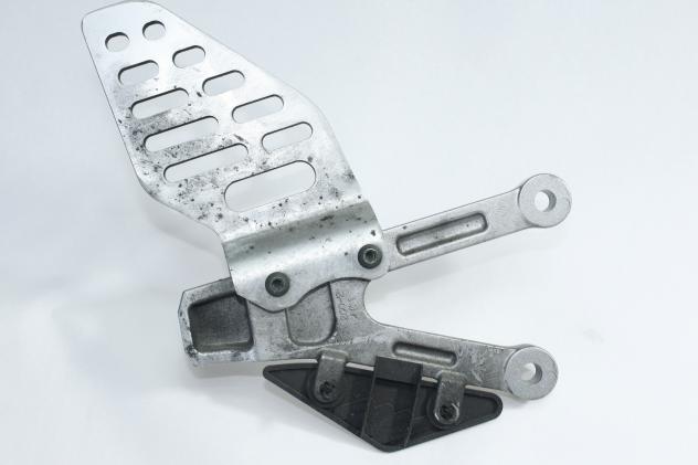 SUPPORTO PEDANA ANTERIORE SINISTRA CON PARATACCO YAMAHA YZF R6 2006 - 2007 2C0274420000 2C0274450000 FRONT LEFT FOOTREST BRACKET - Foto 2