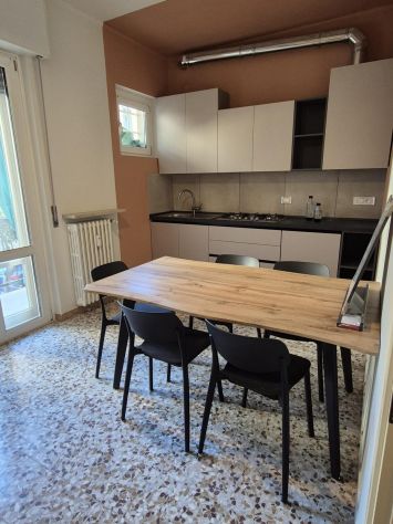 2 Posti letto STANZA DOPPIA STUDENTI/LAVORATORI: BORGO VENEZIA Via A. da velo 8