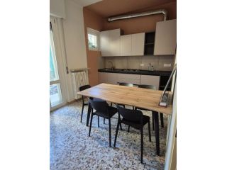 2 Posti letto STANZA DOPPIA STUDENTI/LAVORATORI: BORGO VENEZIA Via A. da velo 8
