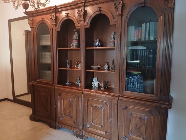 Credenza classica in legno con vetrina