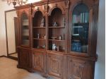 Credenza classica in legno con vetrina