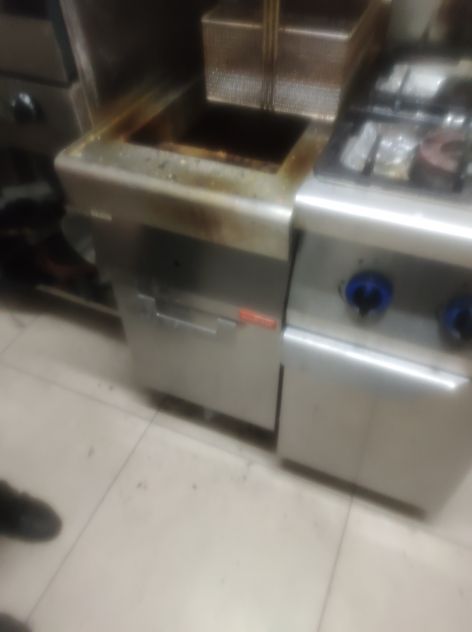 Arredamento negozio pizza al taglio e parte della cucina