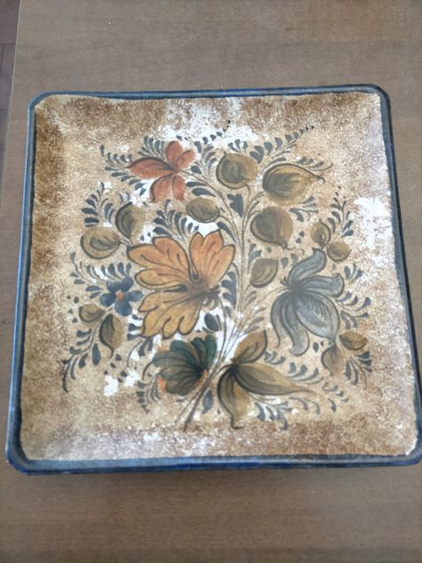 Piatto d'appendere in ceramica pitturato a mano