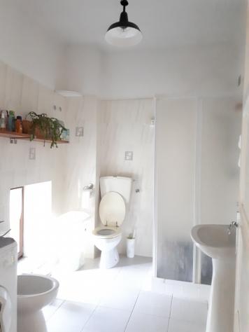 ristrutturata nel 2015 su due livelli: al piano terra ampia cucina, con caminetto, sala e scala di collegamento posta tra i due vani, piano primo dis - Foto 16