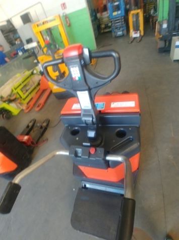 TRANSPALLET ELETTRICO CON PEDANA
