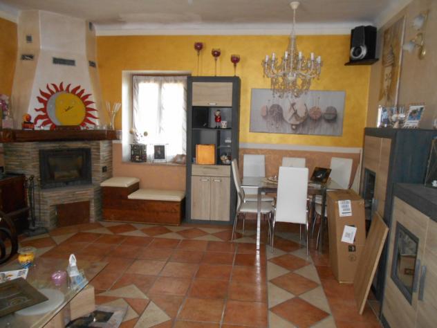 immersa nel verde, cascina ristrutturata libera su tre lati con cortile e giardino privato. Piiano terra: ampio soggiorno, sala da pranzo, cucina (che - Foto 11