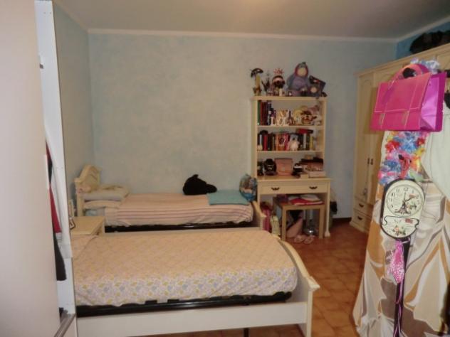 Capezzano in ottima posizione, appartamento sito al secondo piano con ingresso e angolo cottura,2 camere matrimoniali,bagno con vasca , ripostiglio e - Foto 8