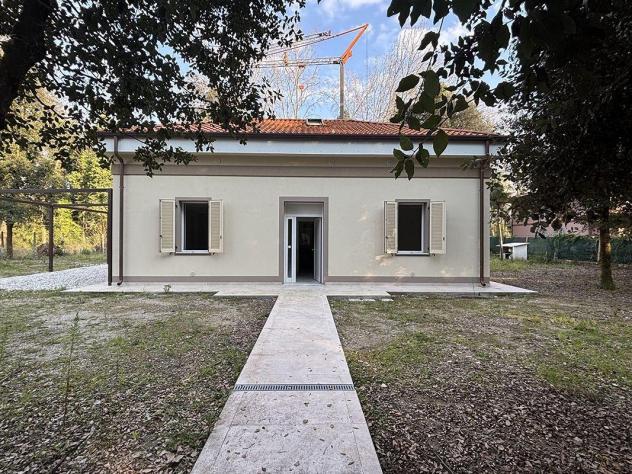 casa indipendente in vendita a Massa in zona Marina dei Ronchi