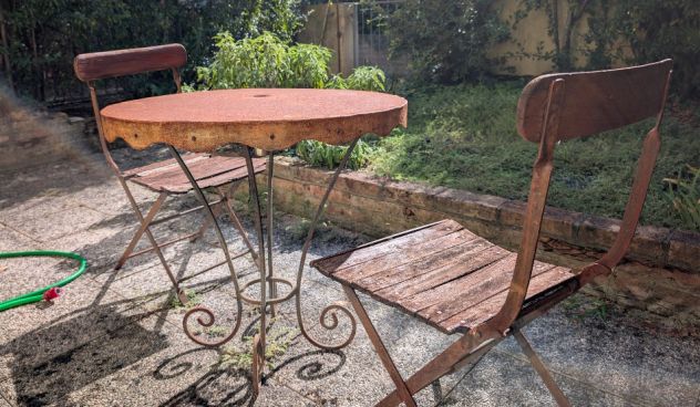 tavolo da giardino in ferro con due seggiole