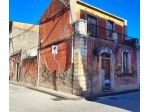 Floridia: casa indipendente in posizione angolare da ristrutturare