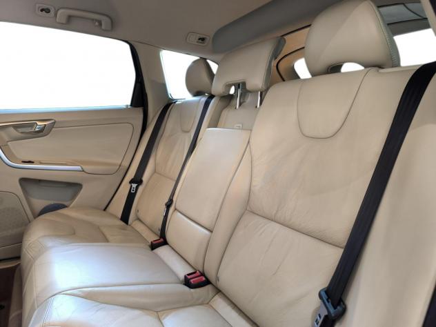 Volvo XC60 2.4 D5 185 HP MOMENTUM 4WD AT PER COMMERCIANTI - Foto 9