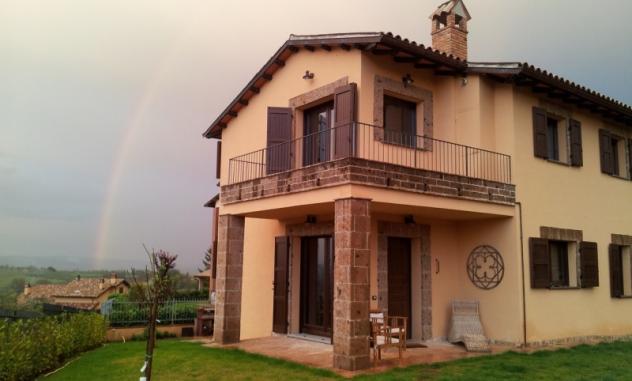 Orvieto - Vendesi abitazione indipendente su più livelli con terrazza e giardino in posizione tranquilla e panoramica nel circondario di Orvieto. CON