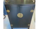 SI VENDE UN ELEGANTE MOBILE ORIENTALE LACCATO NERO CON FINITURE IN OTTONE