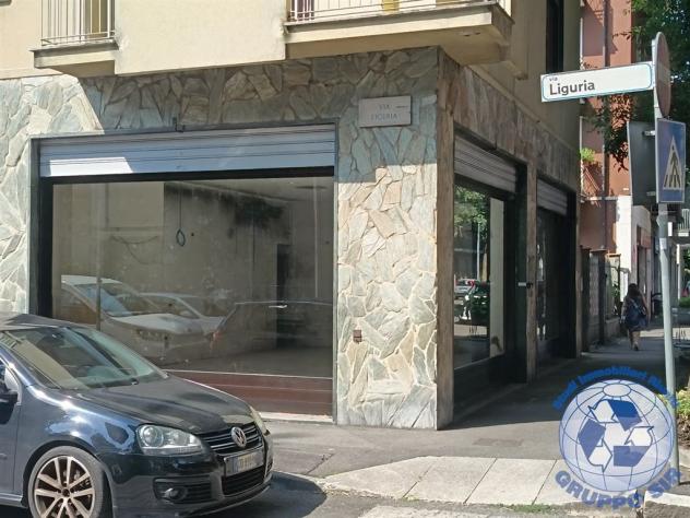 negozio angolare con deposito interrarto