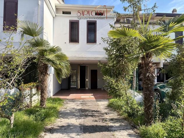 Villetta centrale con giardino fronte retro in ottima posizione