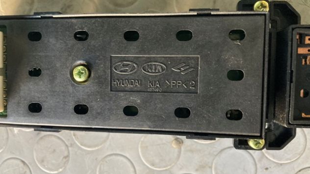 Pulsantiera alzacristalli anteriore SX Hyundai Santa Fe del 2011 (371490) - Foto 3