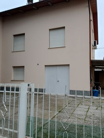 Villa a Cella con giardino