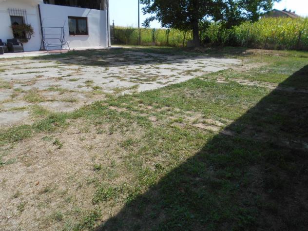 immersa nel verde, cascina ristrutturata libera su tre lati con cortile e giardino privato. Piiano terra: ampio soggiorno, sala da pranzo, cucina (che - Foto 4
