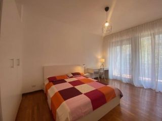 Camera arredata in elegante appartamento zona Valentino