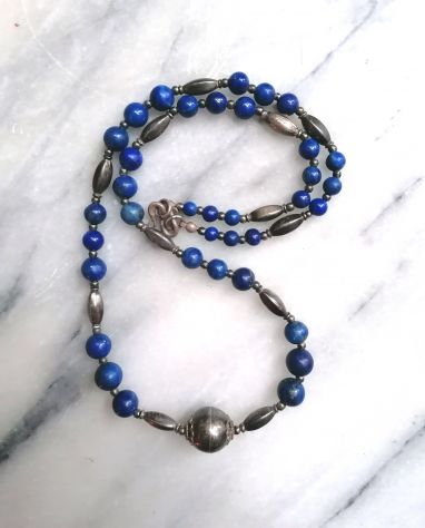 IMPORTANTE ANTICA COLLANA ETNICA IN LAPISLAZZULO ED ELEMENTI IN ARGENTO. - Foto 6