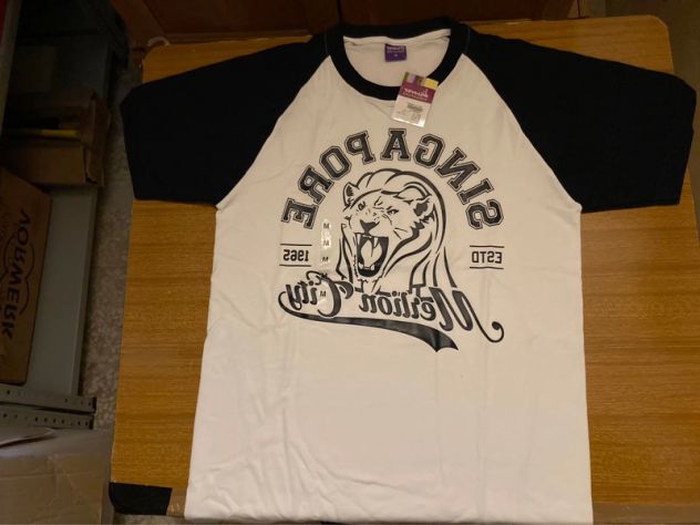 T-shirt Maglia taglia m Nuova con cartellino Singapore