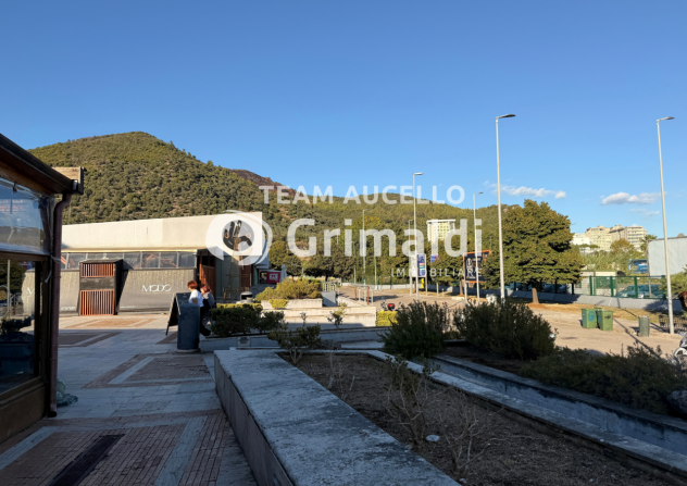 Oltre 3 vetrine in affitto a Salerno
