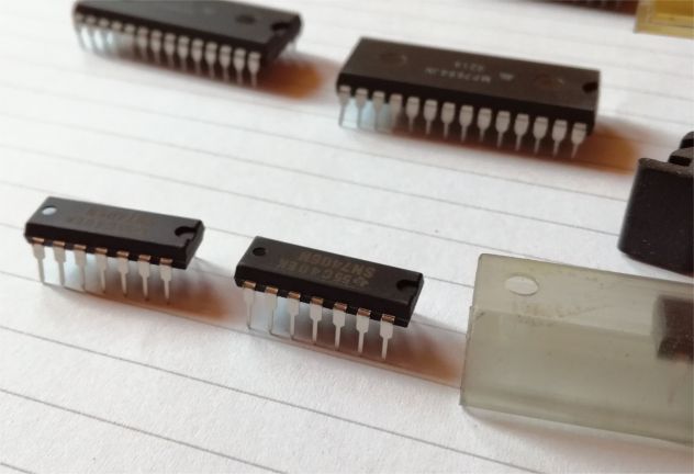 CHIP - Circuiti integrati tradizionali DIP