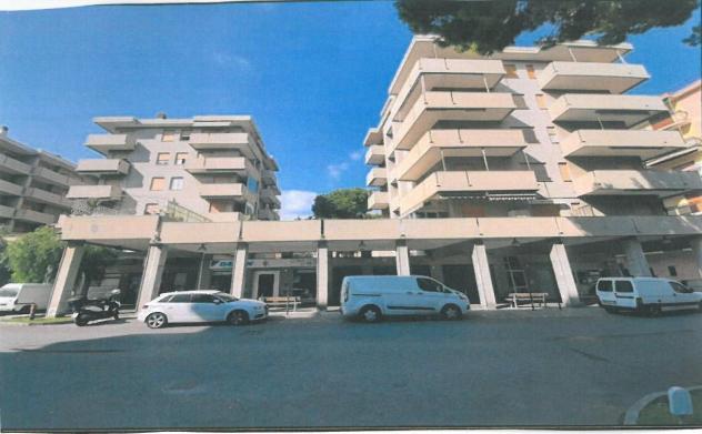 Oltre 3 vetrine in vendita a Andora