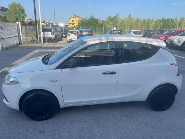 Lancia Ypsilon 1.0 70cv Firefly Hybrid S&S Silver - Foto 2