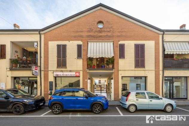 In centro paese, in contesto tranquillo e poco distante da tutti i primari servizi, proponiamo in vendita esclusiva luminoso e caratteristico appartam - Foto 2