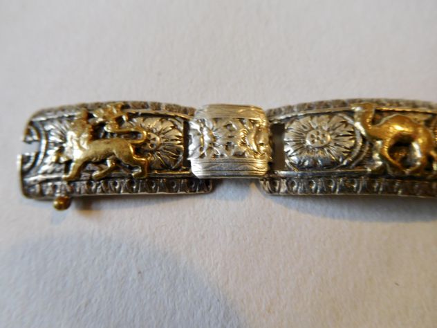 Braccialetto antico in argento cesellato a mano con miniature varie in oro - Foto 2