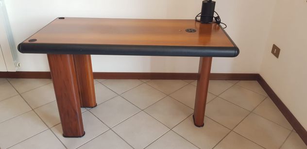 Scrivania+ lampada incorporata